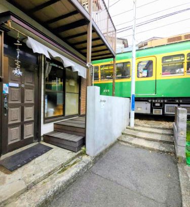 Koshigoe Apartment | 江ノ電の線路沿いにある宿【film koshigoe】