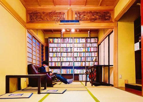 Toyama House | 泊まれる図書館 寄処 -yosuga-