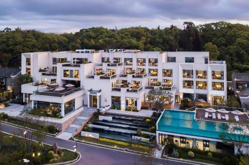 Huangshigang District Hotel | 黄石未苏湾花间亭飞花