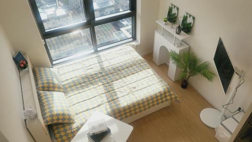 Miseong-dong Apartment | 서울의 야경을 품은 스테이