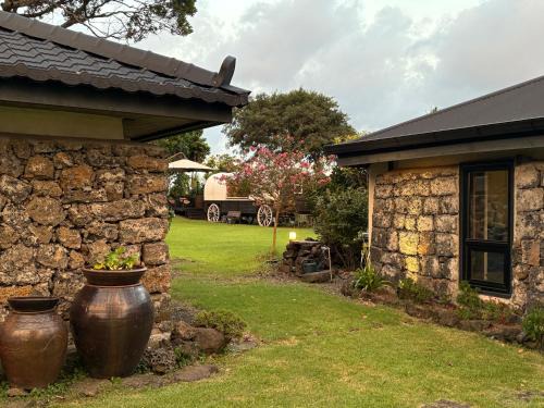Gujwa House | 임진고택, 마차글램핑 Imjingotaek Hanok Stay Jeju Traditional House LP Cozy House, Wagon stay