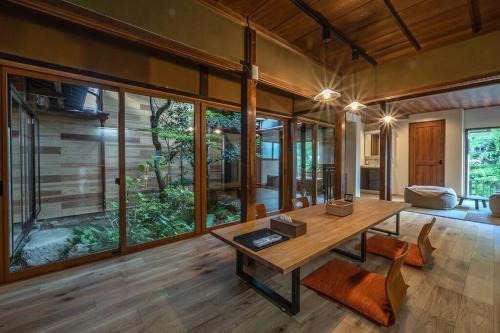 Hida Takayama Onsen House | 【1日1組限定4名まで同額】宮川沿いの町家一棟貸切ステイ ～WAT RESORT 飛騨まちやど 桜～