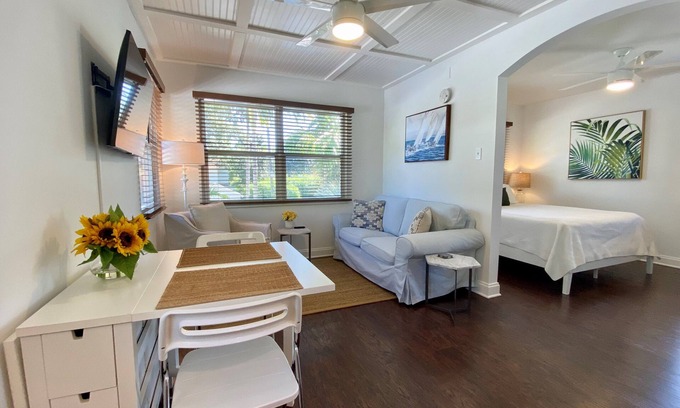 West Palm Beach Apartment | 1/1 steps from downtown w/bikes. clean & comfortable