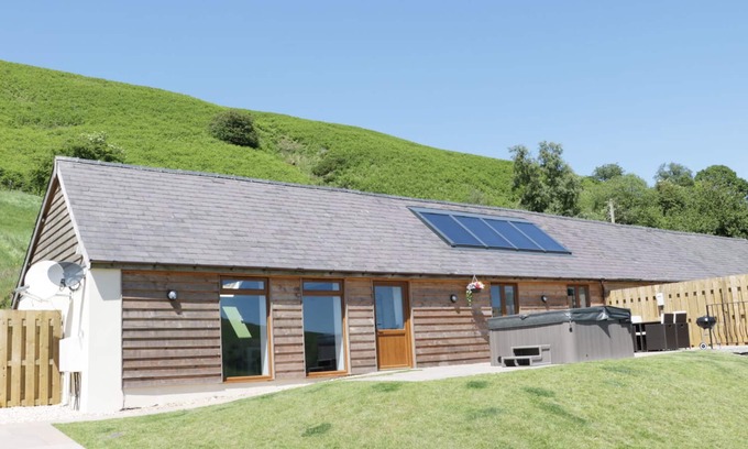 Newcastle-on-Clun Cottage | 1 BEACON VIEW BARN, pet friendly, with hot tub in Beguildy