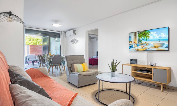 Etang Sale Les Bains Apartment | 1-bedroom apartment 50 metres from the beach