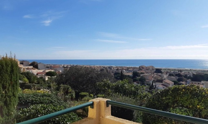 Saint-Pierre-la-Mer Apartment | 1-bedroom studio with sea view. Ideal for 2 adults and 1 child.