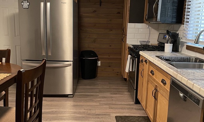 Hickory House | 1 Bedrooms 1 Bath apartment in a very nice and quiet neighborhood