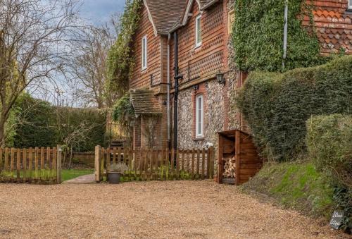 Plumpton Green House | 1 Church Cottages & Garden Room