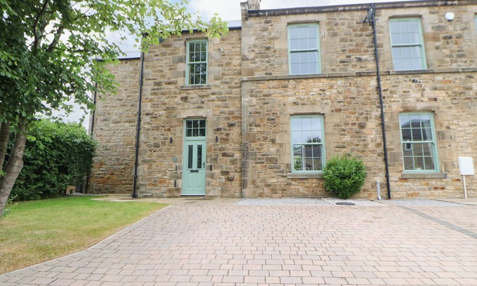Barnard Castle Cottage | 1 CLAIRE HOUSE WAY, pet friendly, with a garden in Barnard Castle