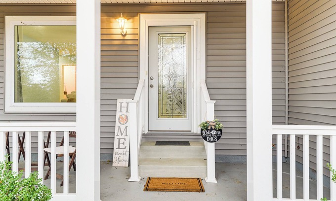 Newburgh Cottage | 1 Mi to Dtwn Newburgh: Quiet Home w/Yard!