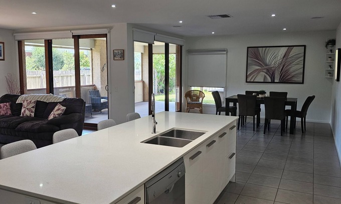 Queenscliff House | 1 minute to parks waterways bike and walking trails. 3 minutes to Lonsdale Golf