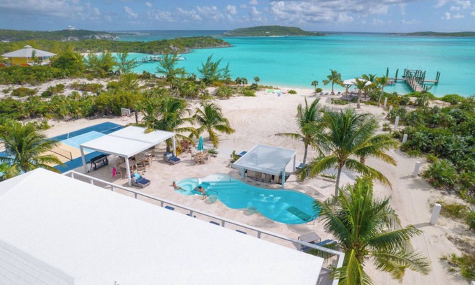 Staniel Cay Villa | #1 Villa with Swim Up Pool Bar, Hot Tub, Pickle Ball,Private Beach-Solar Powered