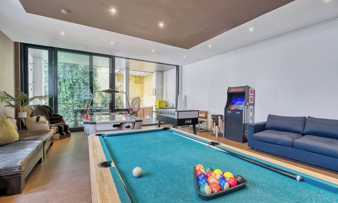 Brussels House | 10/Comenstay.be/660m2 townhouse GameRoom+Terrace+Jacuzzi+Sauna for groups 35+pp