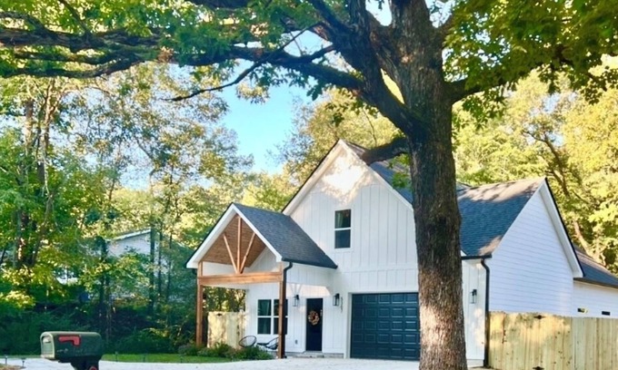 Lupton City House | 10 mins to Downtown Lux House, Hot Tub, Pet Friendly, Fenced Back Yard