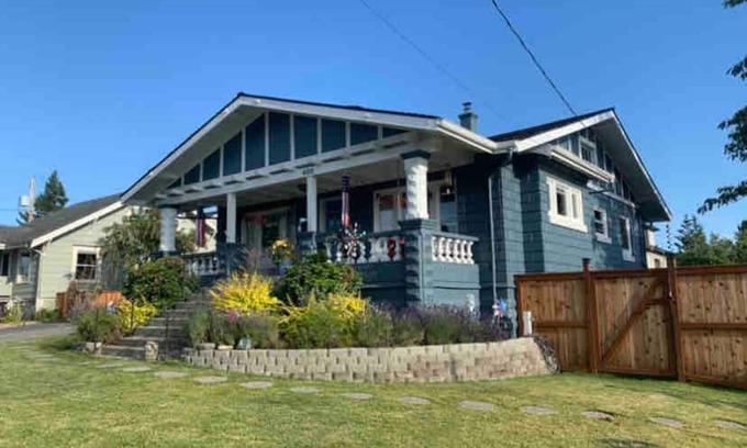 Sunnyland House | 102 year old Craftsman Home