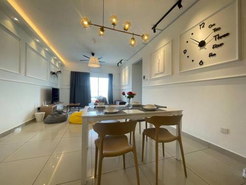 Taman Sri Endah Apartment | 10Pax 4 Room Hidden Gem Sri Petaling 3 min Bukit Jalil Stadium