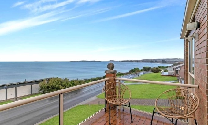 McCracken House | 11 Hayward St-Pets Negotiable - Wi-Fi