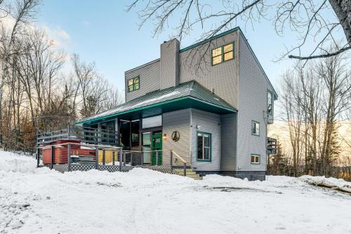 Roxbury House | 11 Mi to Sugarbush Eclectic Ski House with Hot Tub!