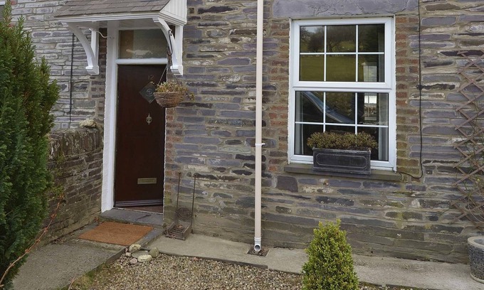Caernarfon Cottage | 12 VICTORIA TERRACE, pet friendly, with open fire in Penygroes