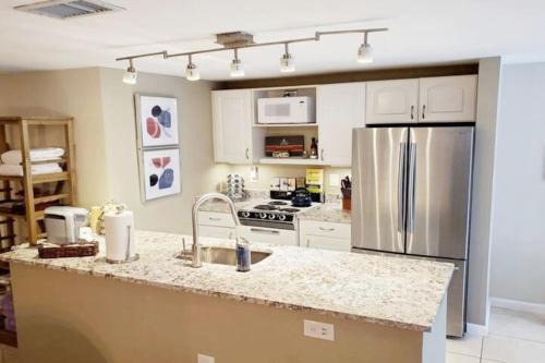 Northwest Apartment | 14th 99 Walk Score 3 mins to Metro rail