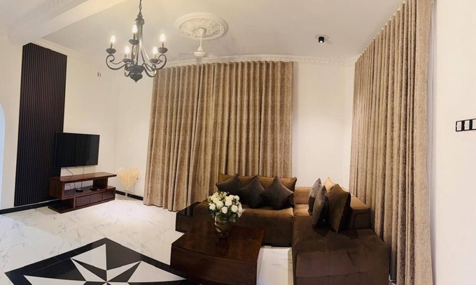 Hendala Apartment | 15 minutes to Port City and Galle Face Greens!