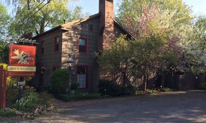 Bristol Hills Bed & Breakfast | 1795 Acorn Inn B&B