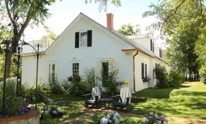 St. Andrews House | 1830s Cory Cottage – Historic Stay w/Ocean Views. Walk to everything.