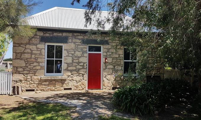 Port Fairy Cottage | 1850's Goldie's Cottage Port Fairy