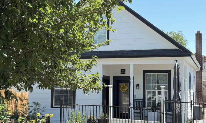 Downtown Reno House | - 1914 Historic Cottage - Newly Remodeled - Electric Fireplace, Gas Firepit and BBQ - Fenced Property - Chef's Kitchen - Electric Vehicle Charging Station