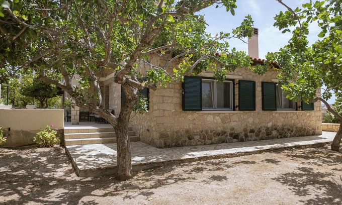 Aegina Town Cottage | 1960s Stonehouse, with spacious veranda & garden, 5min from the beach