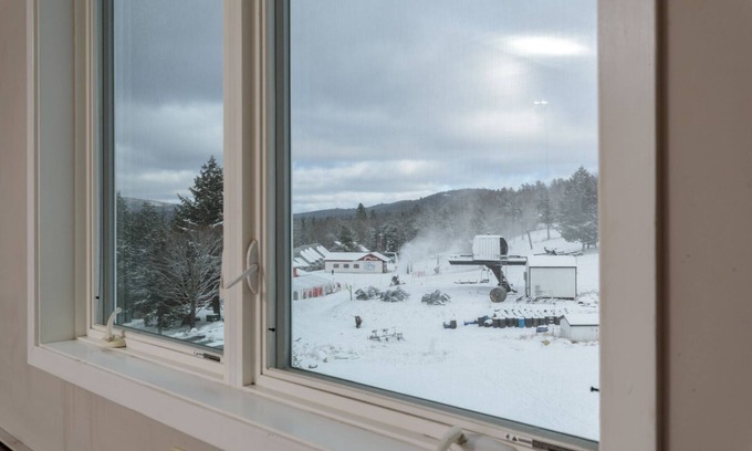 Londonderry Condo | 1BR/1BA Magic Mountain Condo with Slopeside Views!