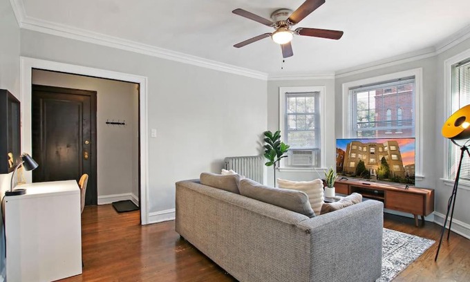 Irving Park East Apartment | 1BR Homey Apt in Irving Park - Troy 2