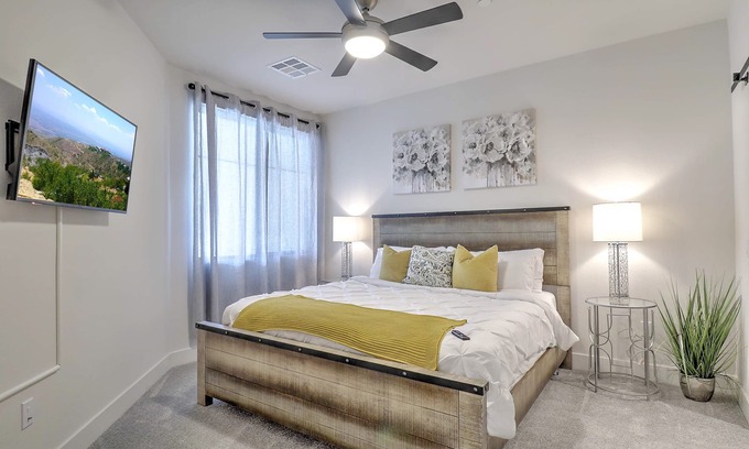 North Scottsdale Airpark Condo | 1BR >Kierland Commons>Family-Friendly>POOL & GYM