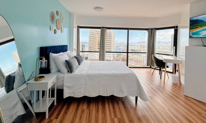 Downtown Honolulu Apartment | 1BR Ocean/Sunset View w/Parking
