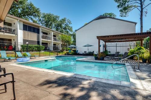 Walden on Lake Conroe Apartment | 1st-Floor Condo in Walden Walk to Pool and Lake!