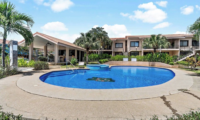 Coco Apartment | 2-BD Condo with Pool, Walk to Beach