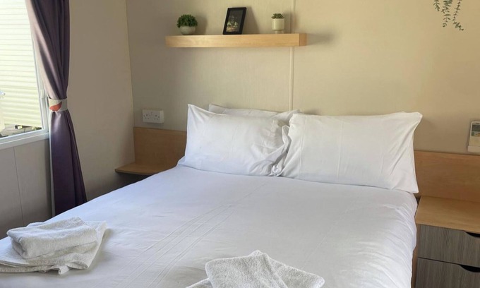 Seasalter House | 2-Bed Holiday Home - Sleeps 4 - Pets, Parking