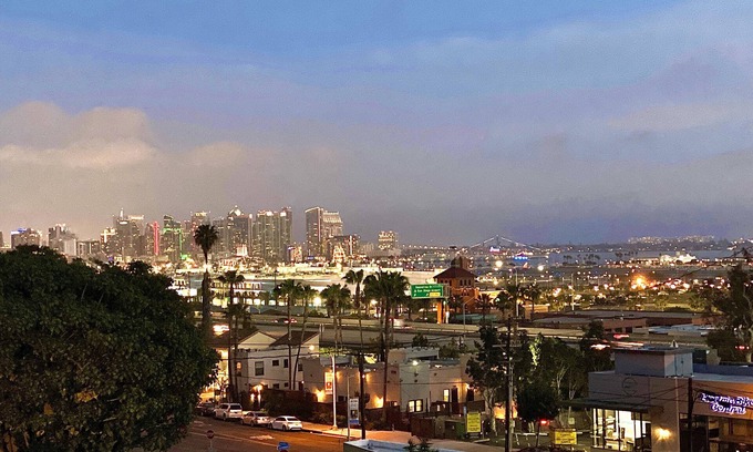 Mission Hills House | 2 bed, Just a few Minutes to Airport & Old Town, Great City Skyline Views