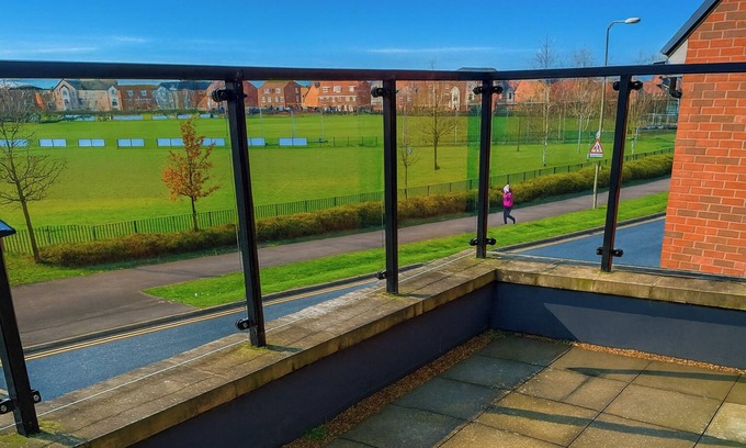 Didcot Apartment | 2 Bed-sleeps 7-free Parking-balcony