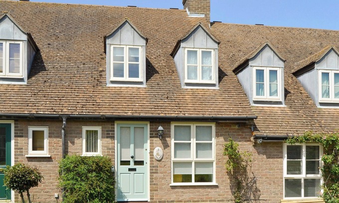 Whippingham Cottage | 2 bedroom accommodation in Island Harbour, near Newport