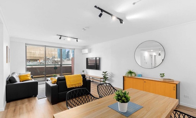 Chinatown Apartment | 2-Bedroom Apartment in Paris End of Melbourne CBD