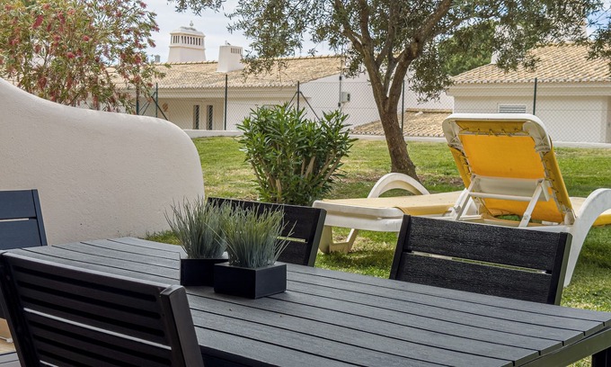 Alporchinhos Condo | 2 bedroom apartment with swimming pool 2m from Sra. da Rocha beach.