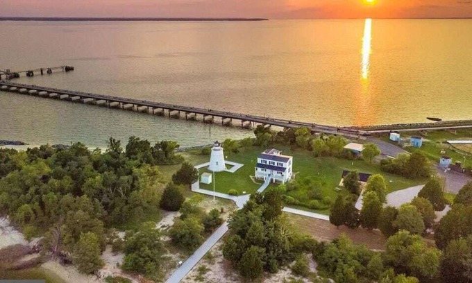 Piney Point Cottage | 2 Bedroom Cozy Beach Cottage with beach access