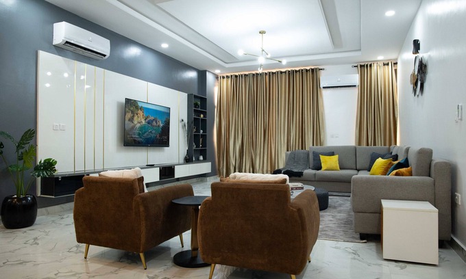 Ofin Apartment | 2 Bedroom Home With Superfast Wifi & 24x7 Private Security