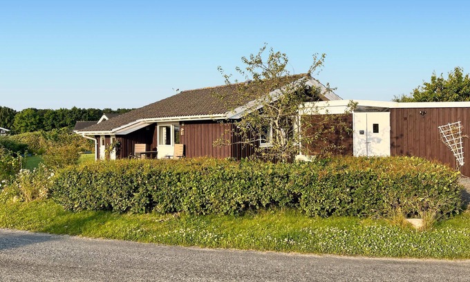 Pøt Strandby House | 2 bedroom nice home in Juelsminde