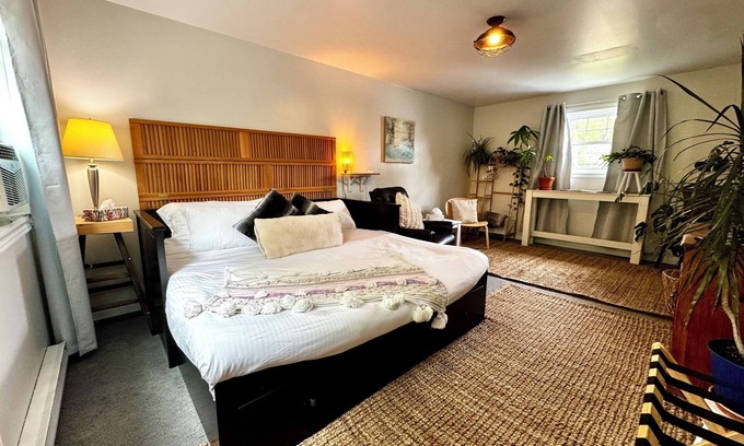 Carleton Place Apartment | 2 bedroom suite: King, Queen, parking, kitchenette, central, upper level