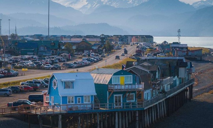 Homer House | 2 bedroom suite on the Homer Spit with 180 degree view of Kachemak Bay