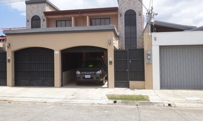 San Jose House | 2 Bedroom Townhouse in Residential Quizarco, Santo Domingo