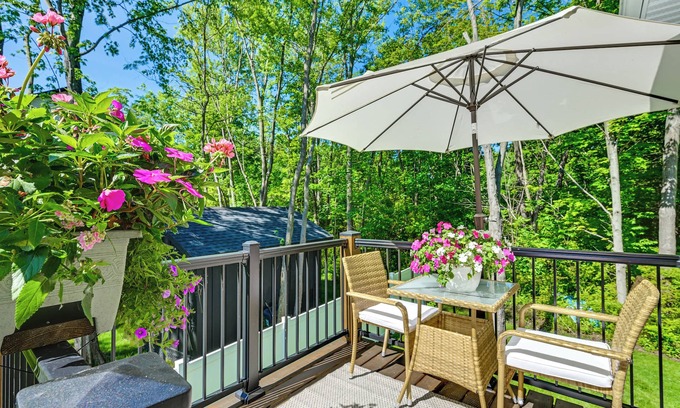 Miami Park Apartment | 2 Blocks to Lake Michigan: Sleek Couple’s Retreat!