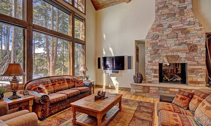 Boulder Ridge House | 2 blocks to Ski- Fireplace - Luxury Amenities- Shuttle To Town - Hot Tub-WIFI